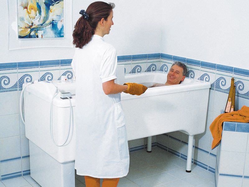 Electrical medical bathtub / height-adjustable / with lift seat Samarit Trautwein