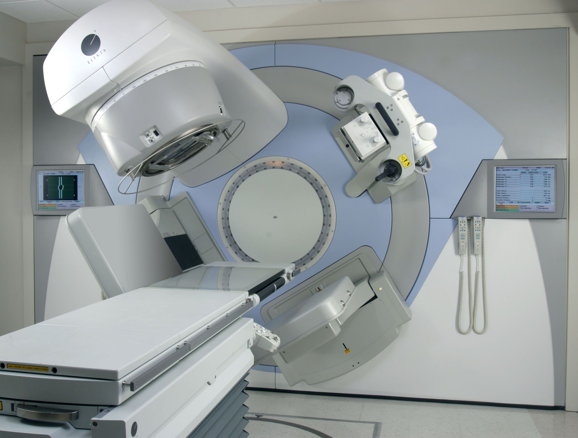 Radiation therapy linear particle accelerator / robotized positioning tables Synergy® Elekta