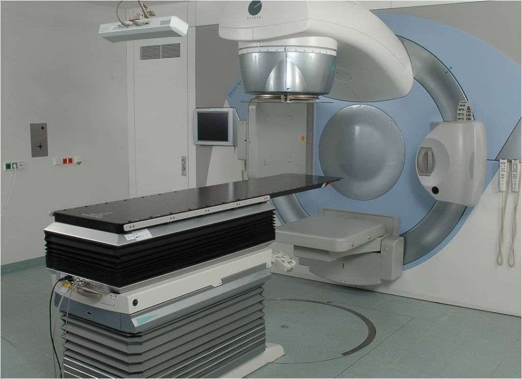 Radiation therapy linear particle accelerator / robotized positioning tables Synergy® S Elekta
