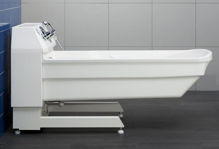 Electrical medical bathtub / height-adjustable HI-LO Unbescheiden