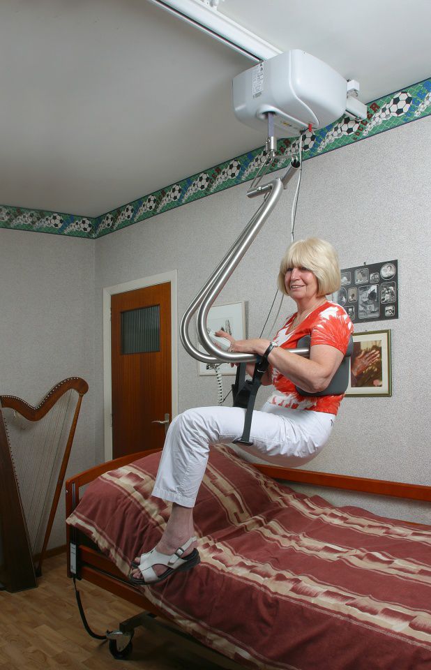 Ceiling-mounted patient lift / electrical 2500 Handi-Move